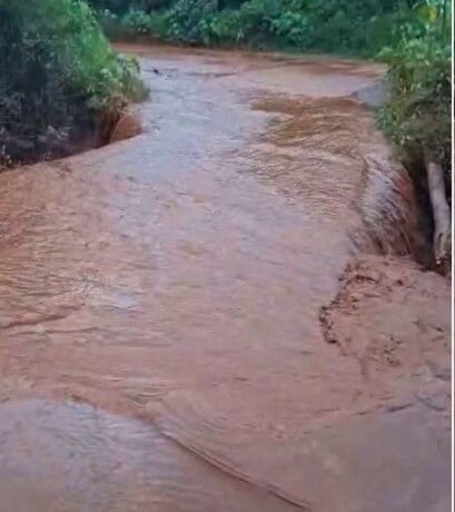 Vídeo: fortes chuvas provocam transbordamento de estrutura de contenção da Usiminas