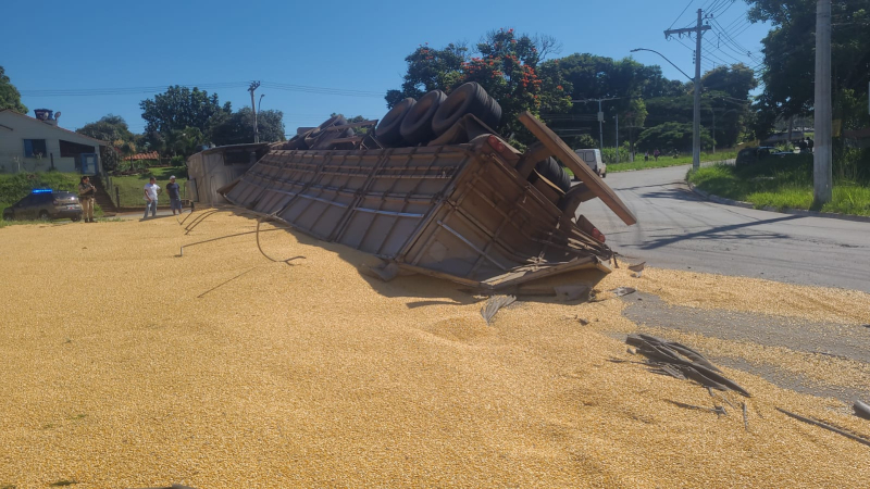 Vídeo: carreta com 32 toneladas de milho tomba na rotatória da Francap, na BR 252, Pará de Minas