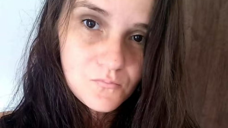 Mulher espancada com 80 socos e chutes tem morte cerebral e foi enterrada nesta sábado