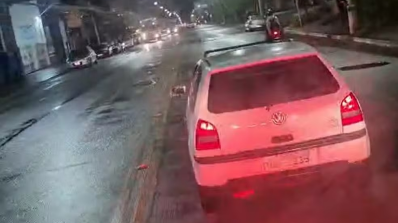 Vídeo: motorista impede ambulância, com vítima de AVC, de passar de propósito