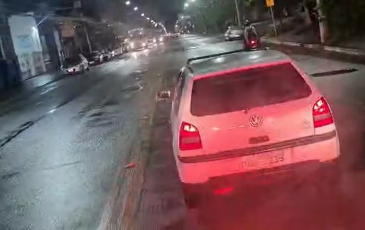 Vídeo: motorista impede ambulância, com vítima de AVC, de passar de propósito