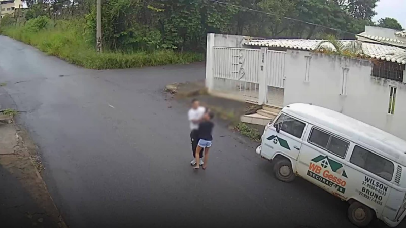 Vídeo: adolescente, 17 anos, agride ex-namorada,14 a nos, por não aceitar o fim do namoro