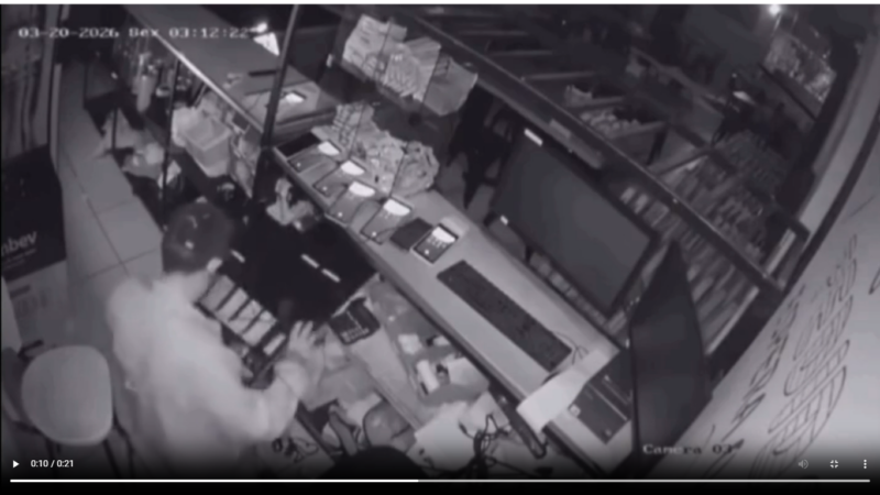Câmeras registram furto em hamburgueria na madrugada desta sexta-feira, 20