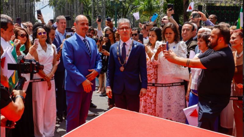 Zema renuncia ao governo de Minas para disputar a presidência da República