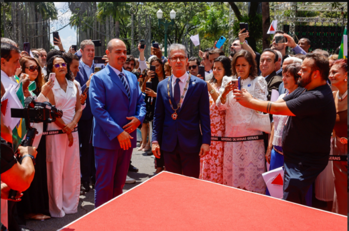 Zema renuncia ao governo de Minas para disputar a presidência da República