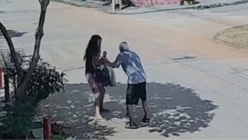 Vídeo: mulher oferece ajuda a idoso de 92 anos, furta sua carteira, sacolas de compras e o derruba
