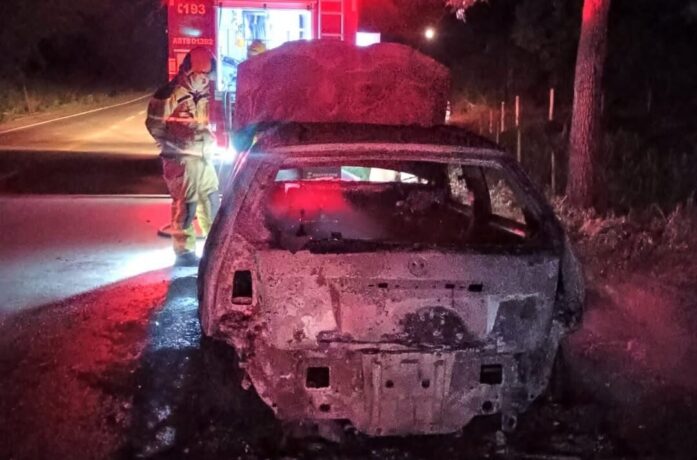 Veículo é destruído por incêndio na MG 431, entre Pará de Minas e Itaúna