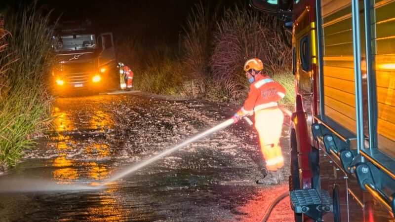 Vídeo: bombeiros de Pará de Minas atuam por horas após derramamento de carga na BR 262