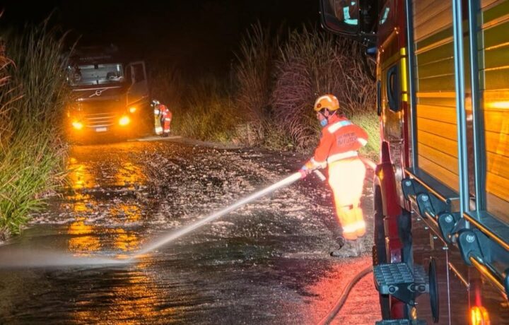 Vídeo: bombeiros de Pará de Minas atuam por horas após derramamento de carga na BR 262