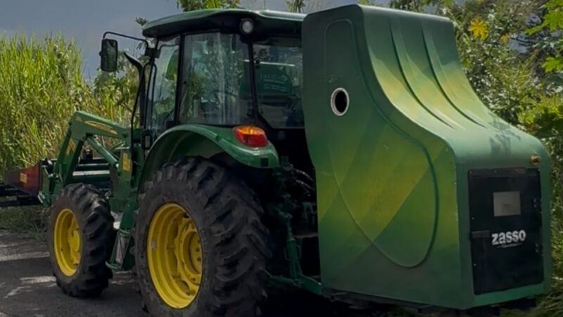 Maquinário que realiza capina de um bairro em  um dia está sendo usado pela Prefeitura de Itaúna