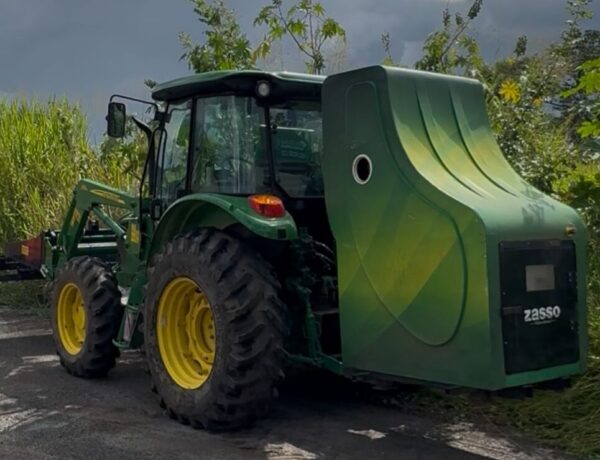 Maquinário que realiza capina de um bairro em  um dia está sendo usado pela Prefeitura de Itaúna