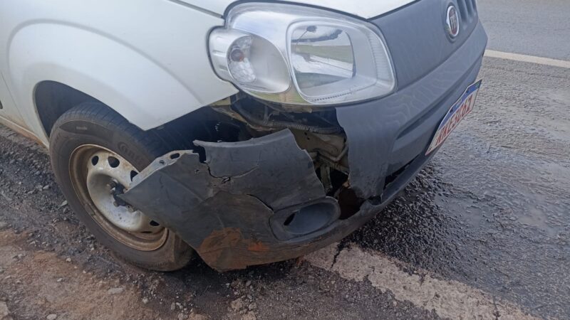 Motocicletas colidem, provocam acidente com carro e fogem do local