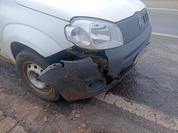 Motocicletas colidem, provocam acidente com carro e fogem do local