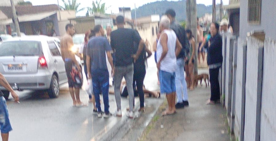 Vídeo: homem é executado com pelo menos 13 tiros neste domingo de Páscoa, no bairro Garcias