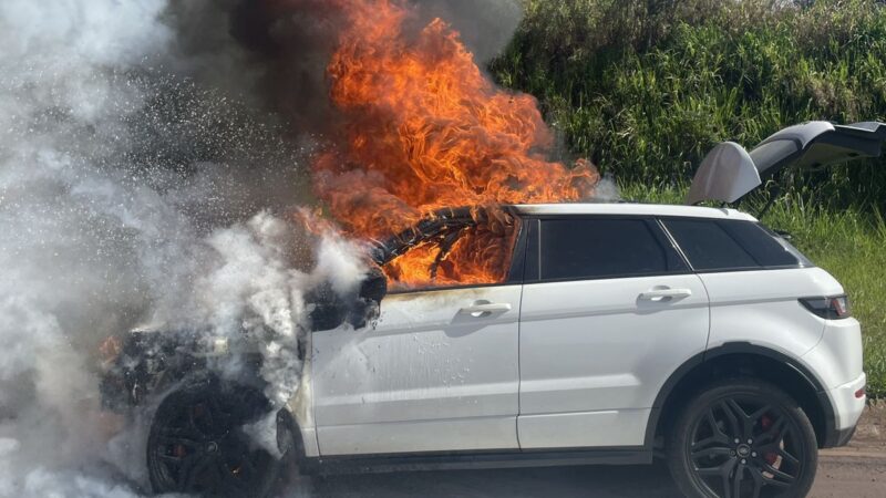 Carro é destruído por incêndio próximo ao pedágio da MG 050, em Itaúna