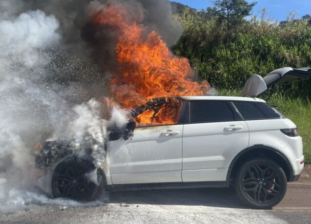 Carro é destruído por incêndio próximo ao pedágio da MG 050, em Itaúna