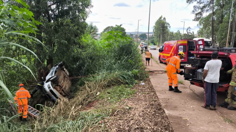 Motorista fica preso às ferragens depois de veículo capotar na MG 431