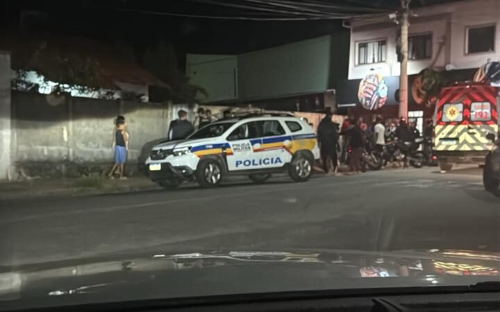 Carro em fuga com suspeitos de homicídio no bairro Itaunense colide com moto e fere dois