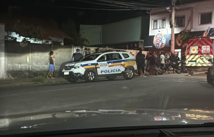 Carro em fuga com suspeitos de homicídio no bairro Itaunense colide com moto e fere dois