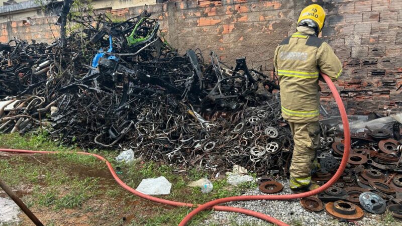 Depósito de sucata na Várzea da Olaria pega fogo e chamas atingem residência