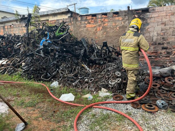 Depósito de sucata na Várzea da Olaria pega fogo e chamas atingem residência