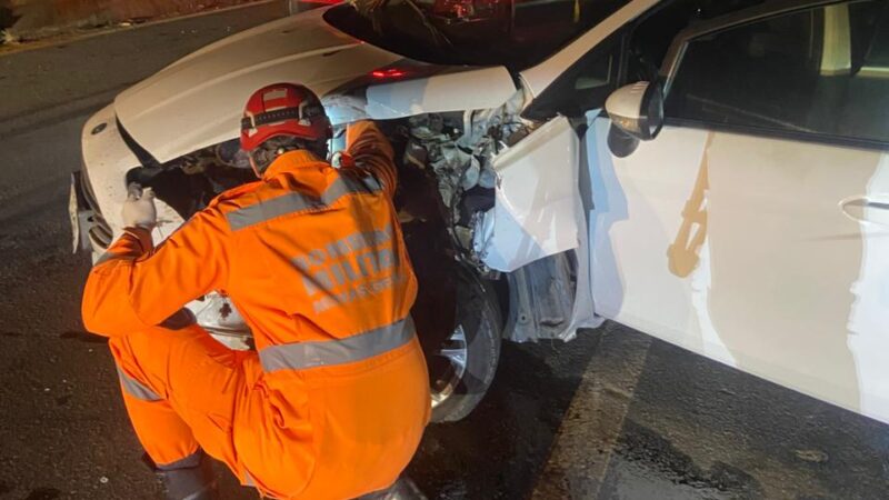 Carro bate contra mureta na rodovia MG 050 e duas pessoas ficam feridas