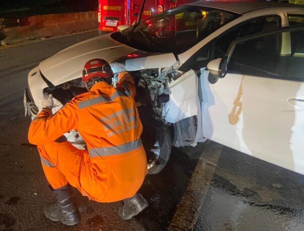 Carro bate contra mureta na rodovia MG 050 e duas pessoas ficam feridas