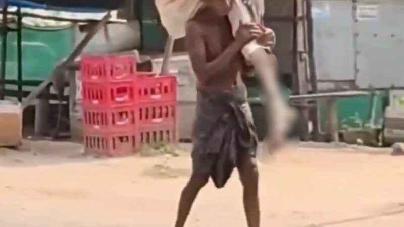 Vídeo: na Índia, homem desenterra esqueleto da irmã e leva ao banco para provar o óbito dela