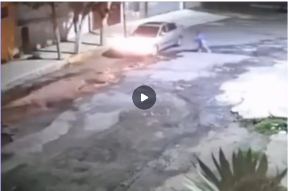 Vídeos: carro abandona criança de 5 anos em uma rua, à noite. Pai disse que era brincadeira