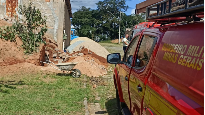 Deslizamento em obra de muro de arrimo soterra parcialmente um operário em Itaúna