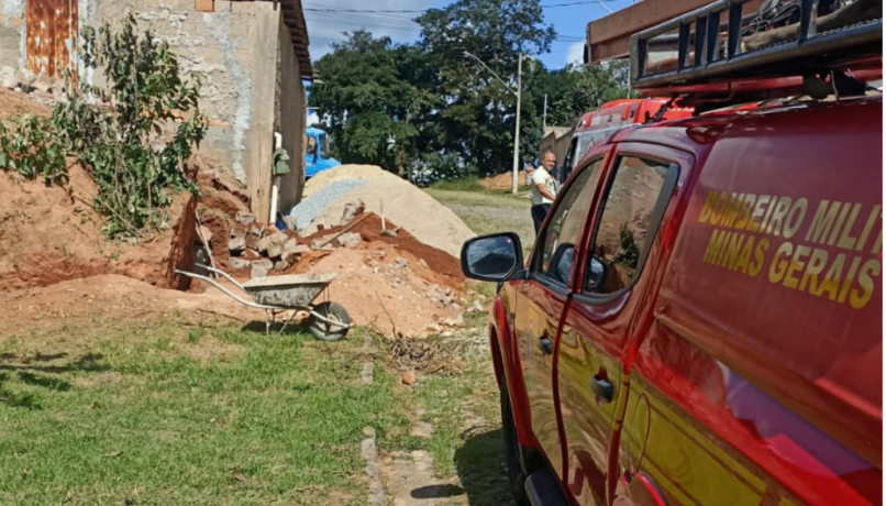 Deslizamento em obra de muro de arrimo soterra parcialmente um operário em Itaúna