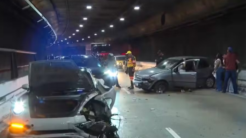 Vídeos: mãe disse que dirigia Porsche em acidente, mas vítimas dizem que motorista era homem