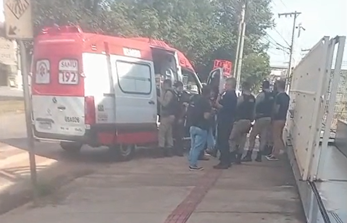 Vídeo: homem baleado por motivação passional pede ajuda na Câmara Municipal de Pará de Minas