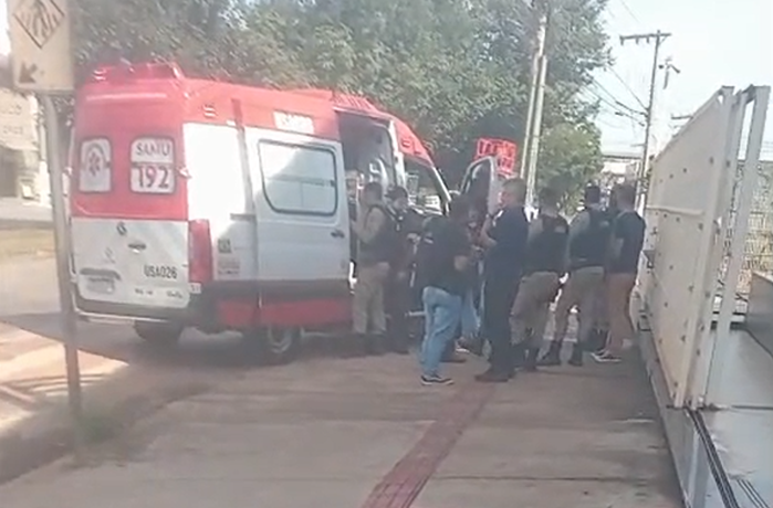 Vídeo: homem baleado por motivação passional pede ajuda na Câmara Municipal de Pará de Minas