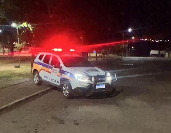 Vários homens agridem outro com socos, chutes e até facas. Um suspeito, também ferido, foi localizado