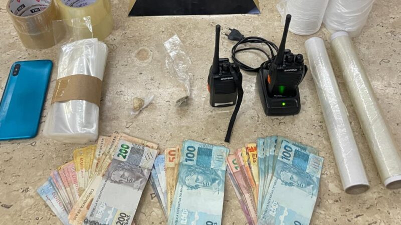 Adolescentes oferecem dinheiro à polícia para não serem apreendidos com drogas e dinheiro