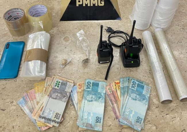 Adolescentes oferecem dinheiro à polícia para não serem apreendidos com drogas e dinheiro