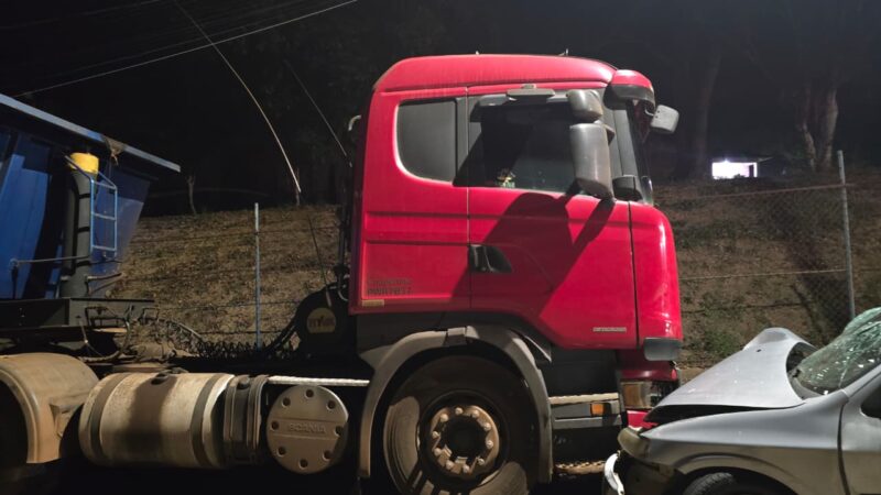 Carro bate em carreta estacionada e duas pessoas ficam feridas no bairro Santa Mônica, em Itaúna