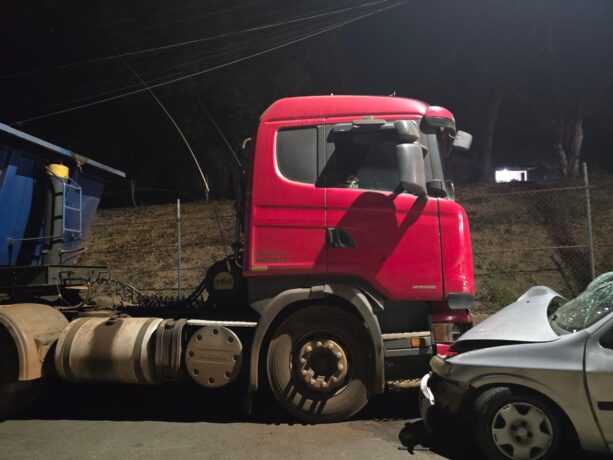 Carro bate em carreta estacionada e duas pessoas ficam feridas no bairro Santa Mônica, em Itaúna