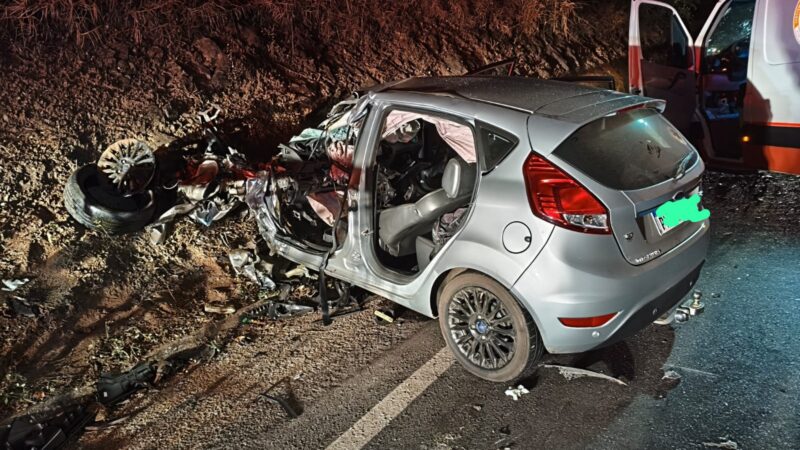 Vídeo: motorista fica preso às ferragens em colisão entre carro e caminhão na MG 431