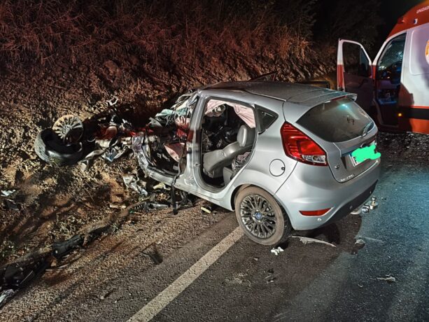 Vídeo: motorista fica preso às ferragens em colisão entre carro e caminhão na MG 431