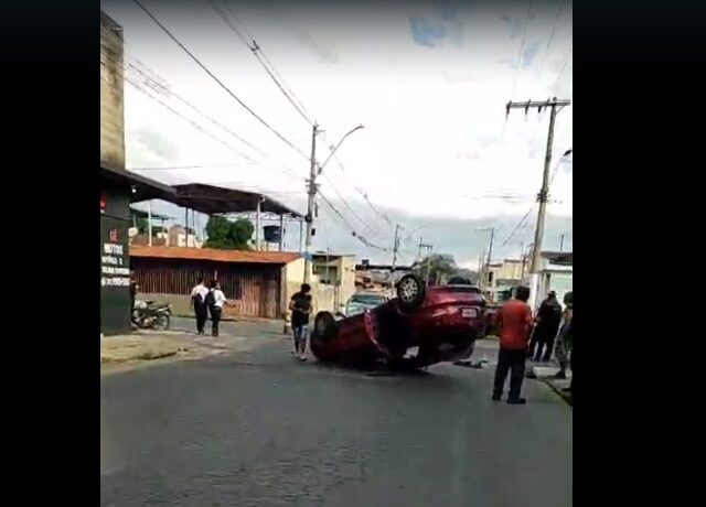 Vídeo: uma mulher e duas crianças ficaram feridas na colisão desta quarta-feira, na Vila Tavares
