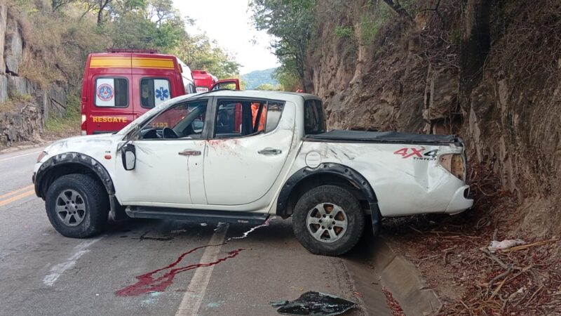 Motorista, vítima de capotamento, é retirado das ferragens pelos bombeiros de Itaúna