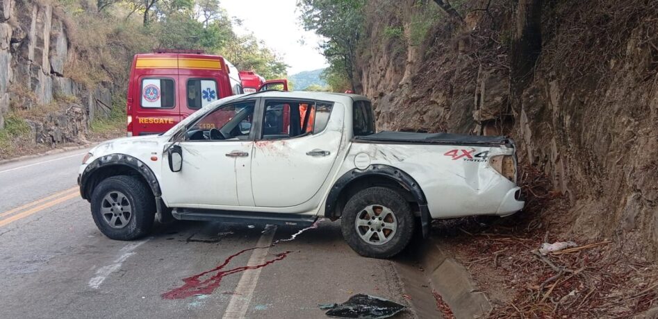Motorista, vítima de capotamento, é retirado das ferragens pelos bombeiros de Itaúna