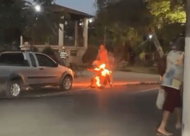 Vídeo: homem fica em estado grave após ter o corpo incendiado por causa de dívida de 10 reais