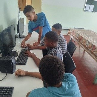 Fundação Granja Escola São José recebe cadeiras e computadores através de parcerias