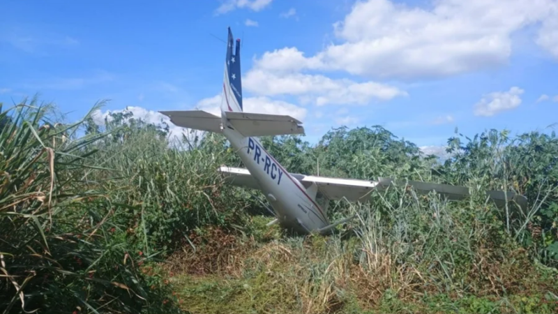 Avião faz pouso forçado em Pará de Minas e cai em área de mata