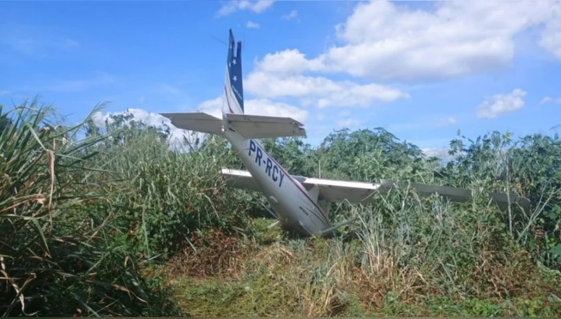 Avião faz pouso forçado em Pará de Minas e cai em área de mata