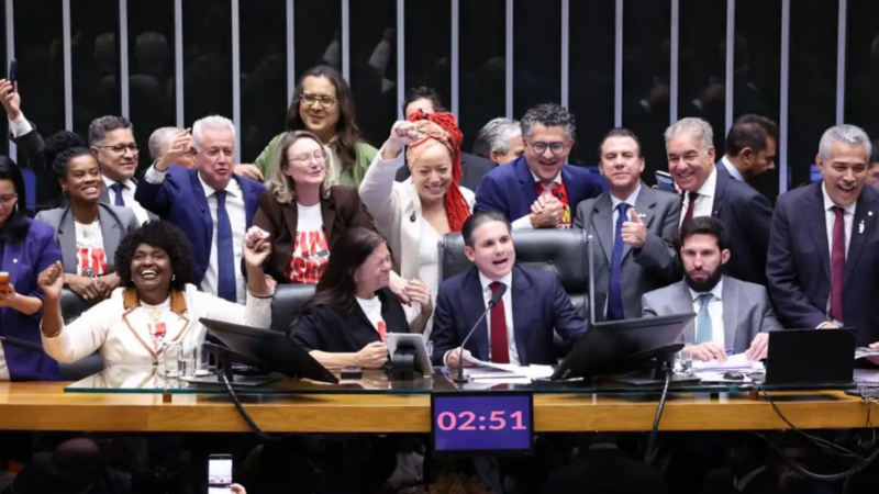Câmara aprova, em dois turnos, PEC pelo fim da escala 6×1, agora texto segue para o Senado