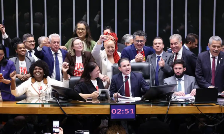 Câmara aprova, em dois turnos, PEC pelo fim da escala 6×1, agora texto segue para o Senado